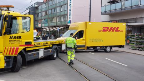 Wegen einer Panne an einem DHL-Fahrzeug ist es am Freitagnachmittag zu Verzögerungen im Augsburger Verkehr gekommen. Straßenbahnen konnten nicht weiterfahren.