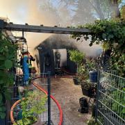 Eine Gartenhütte ist am Sonntag in einer Kleingartenanlage in Augsburg-Lechhausen in Flammen aufgegangen.