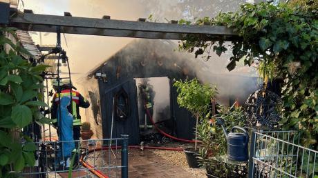 Eine Gartenhütte ist am Sonntag in einer Kleingartenanlage in Augsburg-Lechhausen in Flammen aufgegangen.