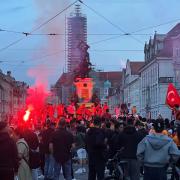 Verbotene Pyrotechnik wurde am Herkulesbrunnen gezündet: Dort feierten hunderte türkische Fußballfans ausgelassen den Sieg des Vereins Galatasaray Istanbul.