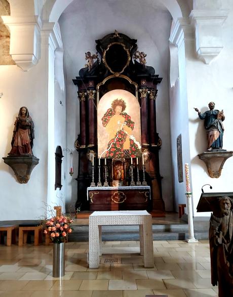 Die Knotenmadonna, gemalt von Bernhard McQueen, hängt für den Marienmonat Mai in der Kirche St. Peter.
