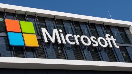Outlook und Teams, Software-Programme des Anbieters Microsoft, sind aktuell weltweit gestört. Das Symbolbild zeigt den Schriftzug bei Microsoft in München.