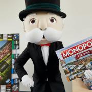 "Mr. Monopoly" präsentiert die Würzburger Edition des Monopoly Spiels.