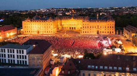 Bereits im vergangenen Jahr waren rund 10.000 Techno-Fans vor die Würzburger Residenz gekommen, um dem bekannten DJ Paul Kalkbrenner entgegenzujubeln. In diesem Jahr wird Sven Väth auflegen.
