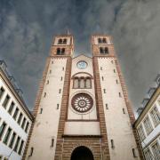 64 Meter ragen die Türme des Würzburger Doms in den Himmel. Jetzt muss sich eine frühere Führungskraft des Bistums vor Gericht verantworten - wegen Untreue.