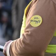 Gelbe Punkte auf dem Ärmel getragen: Die Staatsanwaltschaft Würzburg hat deshalb wegen Volksverhetzung Strafbefehle gegen drei Teilnehmer einer Demonstration von "Querdenkern" im  Oktober 2021 in Würzburg beantragt.