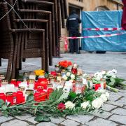 Blumen und Kerzen erinnerten in der vergangenen Woche an die Tötung einer Mitarbeiterin eines Blumenladens in Lichtenfels. Die Polizei sucht in dem Fall weiter nach Zeugen.