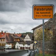 Ein mutmaßlicher Femizid hat den Rauhenebracher Ortsteil Falsbrunn im Landkreis Haßberge erschüttert.