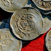 40 Silbermünzen aus der Regierungszeit des Fürstbischofs Andreas von Gundelfingen (Anfang des 14. Jahrhunderts) fand Timo Kreß bei Eußenheim.