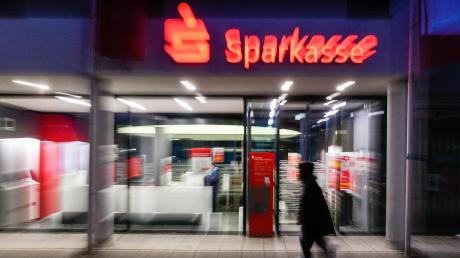 Die Sparkasse Mainfranken kündigte eine Preiserhöhung für viele ihrer Dienstleistungen an.