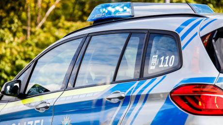 Aus den Getränkeautomaten am Autobahnsee entwendete ein Unbekannter 1500 Euro. Die Polizei ermittelt. 
