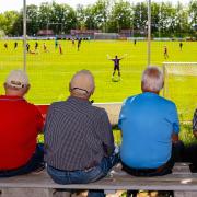 Lassen sich den Spaß am Fußball nicht nehmen: die Zuschauer des TSV Aubstadt.