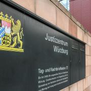 Ein 20-Jähriger und ein 14-Jähriger müssen sich an diesem Mittwoch vor dem Landgericht Würzburg verantworten. Die Anklage lautet: versuchter Mord. 