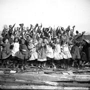 Fotografiert von Josef Murr vor 100 Jahren mit der Plattenkamera: Vermutlich die jüngeren Schulkinder von Goßmannsdorf (Lkr. Würzburg) bei einem Ausflug an die Tauber. Das Bild wurde auf dem Holzplatz auf einem Stapel Floßholz aufgenommen.