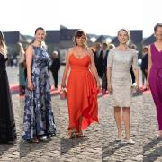 Auf dem roten Teppich beim Mozartfest Würzburg gab es am Freitagabend viele schöne Kleider zu sehen. Modeexperte Dominik Kunz hat sieben davon ausgewählt. Hier sind sie.