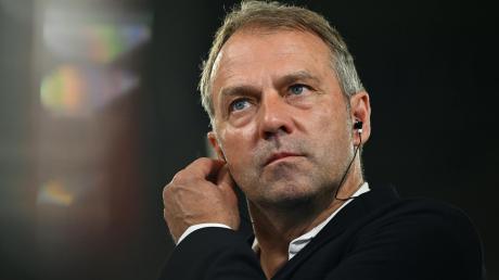 Fußball-Bundestrainer Hansi Flick steht nach den jüngsten Niederlagen der Nationalmannschaft mächtig in der Kritik. 