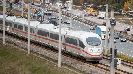 Ein ICE auf der Hochgeschwindigkeitsstrecke zwischen Nürnberg und München: Wie hier entlang der A9 könnte eine neue Schnellstrecke in Franken an der Autobahn A3 gebaut werden. 