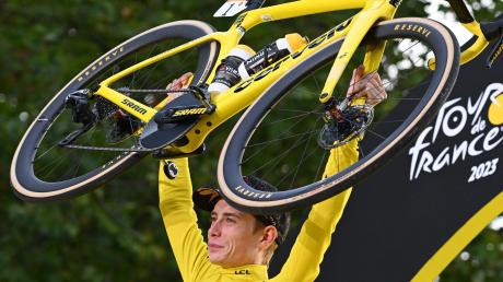  Jonas Vingegaard, Gesamtsieger der Tour de France 2023: In seinem Fahrrad sind Komponenten von SRAM enthalten. Im Standort Schweinfurt der Firma werden unter anderem die Antriebskassetten am Hinterrad produziert. 