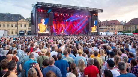 Schon im vergangenen bei dem Konzert von Sting in Würzburg versammelten sich viele Menschen auf dem Konzertgelände vor der Residenz. Auch in diesem Jahr könnte es voll werden.