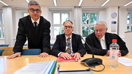 Der verurteilte Amtsrichter mit seinen Anwälten. Nach Ansicht des Landgerichts Erfurt ist erwiesen, dass er eine Würzburger Gutachterin gezielt ausgesucht hatte, um ein Verfahren zu beeinflussen. 