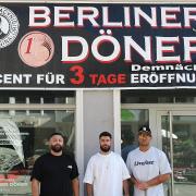In der Eichhornstraße soll Ende Oktober ein neuer Dönerladen eröffnen: "Berliner Döner". Hinter dem Konzept stecken (v.l.) Hivar Saeeid, Huzan Albag und David Wust.