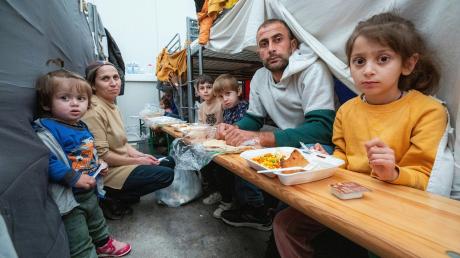 Mittagessen zwischen Stockbetten und Tüchern: Diese kurdische Familie ist vor einigen Tagen im Ankerzentrum in Geldersheim (Lkr. Schweinfurt) angekommen. Sie hofft, in Deutschland bleiben zu können.