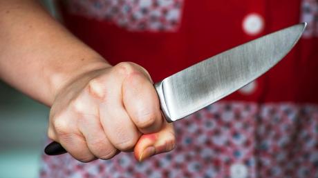 Mit einem Messer hat eine Frau einen Mann in Bopfingen verletzt. Jetzt musste sie sich vor Gericht verantworten.