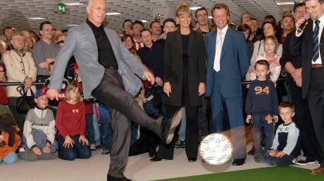 Auch bei einem Besuch in einem Würzburger Möbelhaus zeigte Franz Beckenbauer im Jahr 2006 eine starke Schusstechnik. 
