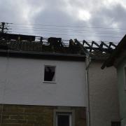 Am späten Samstagabend stand der Dachstuhl dieses Hauses in Großwenkheim in Flammen.