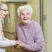 Wiedersehen nach über 80 Jahren: Die 100-jährige Maria Herbst (links) und die 99-jährige Hildegard Rüb haben sich bei ihrem Treffen sofort wiedererkannt.