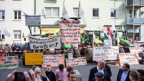 Erlaubte Spontan-Demo oder nicht angemeldeter Protest? Die Polizei in Würzburg ermittelt unter anderem gegen Bauern aus Main-Spessart.