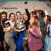 Die neue Fränkische Weinkönigin Lisa Lehritter (Mitte) feierte mit Freundinnen ihren Sieg bei der Wahl in Aschaffenburg.