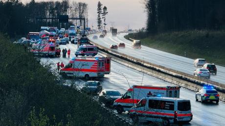 Auf der A3 zwischen Wertheim und Helmstadt ereignete sich am Sonntag ein schwerer Unfall mit 40 Fahrzeugen. Zwei Menschen starben.