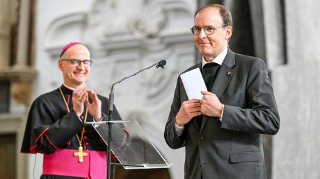Beim montäglichen Mittagsgebet im Würzburger Dom gab Bischof Franz Jung (links) die Ernennung von Paul Reder zum Weihbischof bekannt.