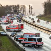 Zu einem schweren Unfall mit zwei Toten und 31 Verletzten kam es am Sonntag, 24. März, auf der A3 nahe der Ausfahrt Helmstadt.