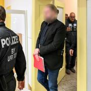 Der Angeklagte Kai K., Kopf der Gemeinschaft "Go&Change", betritt am Montag das Gericht in Schweinfurt.