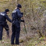 Beweise gefunden? Polizisten bei der Suche nach Hinweisen zum 25 Jahre alten Mordfall Edip Saraç im Naturschutzgebiet am Würzburger Heuchelhof in dieser Woche. Die Verdachtsmomente reichen aus, um zwei Verdächtige in Haft zu behalten.