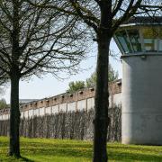 Die Würzburger Justizvollzugsanstalt (JVA): Zwei Häftlinge aus Unterfranken kommen jetzt wegen der Teil-Legalisierung von Cannabis früher als erwartet aus dem Gefängnis frei.