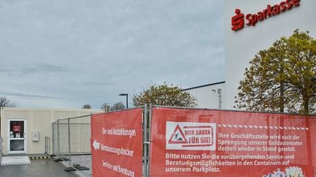 Im Außenbereich der Sparkasse Bad Königshofen sind Container aufgestellt. Sie sind nun mit einem Kundenbereich und einem Geldautomaten eingerichtet.