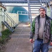 Bio-Landwirt Florian Schuler betreibt neben seinem Hof eine Biogasanlage. Doch seit Februar 2022 steht eins der drei Blockheizkraftwerke still.