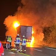 Der Anhänger eines Lastzugs mit zwölf Tonnen Fleisch an Bord fing am frühen Montagmorgen auf der A7 bei Marktbreit Feuer. Wegen der Lösch- und Aufräumarbeiten war die Autobahn in Richtung Würzburg über Stunden gesperrt.