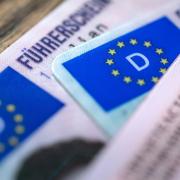 Bis 2033 müssen alle Menschen, deren Führerschein vor dem 19. Januar 2013 ausgestellt wurde, ihre Fahrerlaubnis in den neuen EU-Führerschein umtauschen.