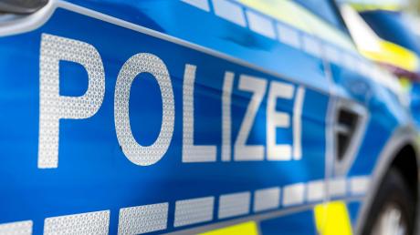 Einen unfallflüchtigen Autofahrer hat die Augsburger Polizei ermittelt.