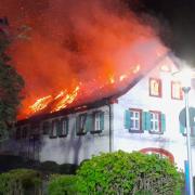 Flammen schlagen in der Nacht auf Dienstag aus dem Dach der "Weißen Mühle" in Estenfeld. 
