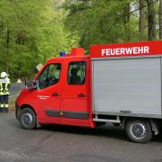 Von der Kreisstraße HAS 26 nahe Fatschenbrunn aus, wo sich die örtliche Feuerwehr stationierte, gelangten die Einsatzkräfte zum Unglücksort im Wald.