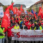 Rund 5000 Menschen nahmen am Donnerstag an der Großkundgebung der IG Metall in Schweinfurt auf dem Marktplatz teil.
