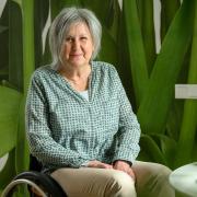 Im Rollstuhl und auf Unterstützung angewiesen: Trotz ihrer schweren Erkrankung führt die Würzburgerin Barbara Windbergs ein selbstbestimmtes Leben - mithilfe von Assistentinnen.