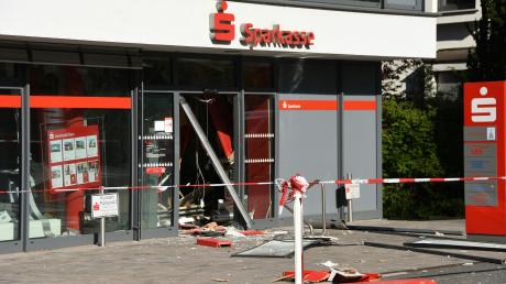 Am Dienstagmorgen wurde im Lohrer Ortsteil Sendelbach ein Geldautomat gesprengt. Auf der Feier zum Leitungswechsel in der Lohrer PI am Nachmittag äußerte sich dazu auch Polizeipräsident Detlev Tolle.