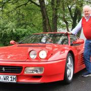 Peter Wolf aus Gerolzhofen ist begeisterter Ferrari-Fahrer. Das Bild zeigt ihn zusammen mit seinem Ferrari 512 TR, einem 30 Jahre alten Klassiker.