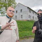 Der Rapper Stoff.616 (links) und ein Freund aus Bad Neustadt vor der Kulisse seines ersten Musikvideos.